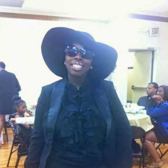 Meet your Posher, Latoya - Picture 1 of 1